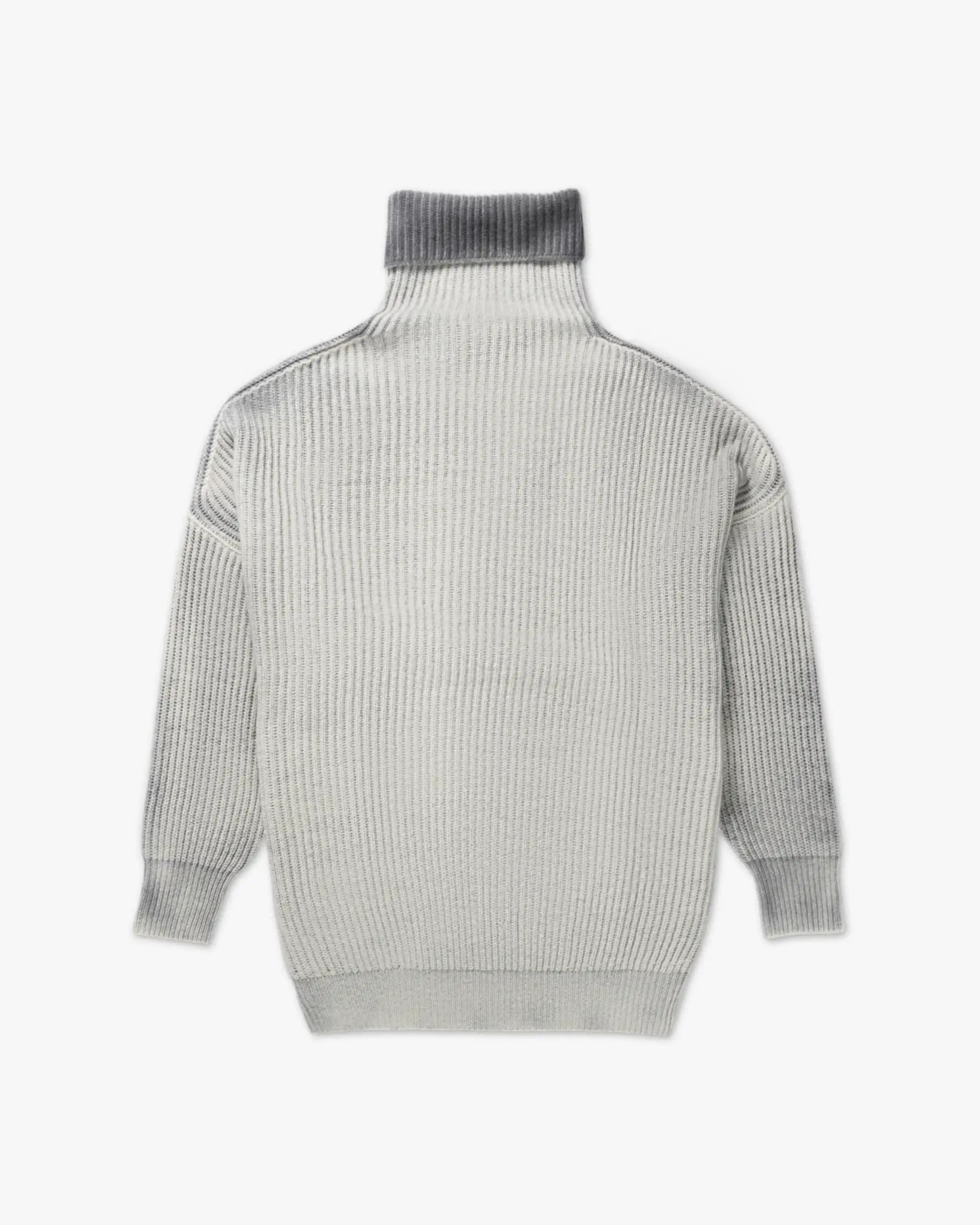 Besprühter Oversized Rollkragenpullover in Rippstrick von Avant Toi