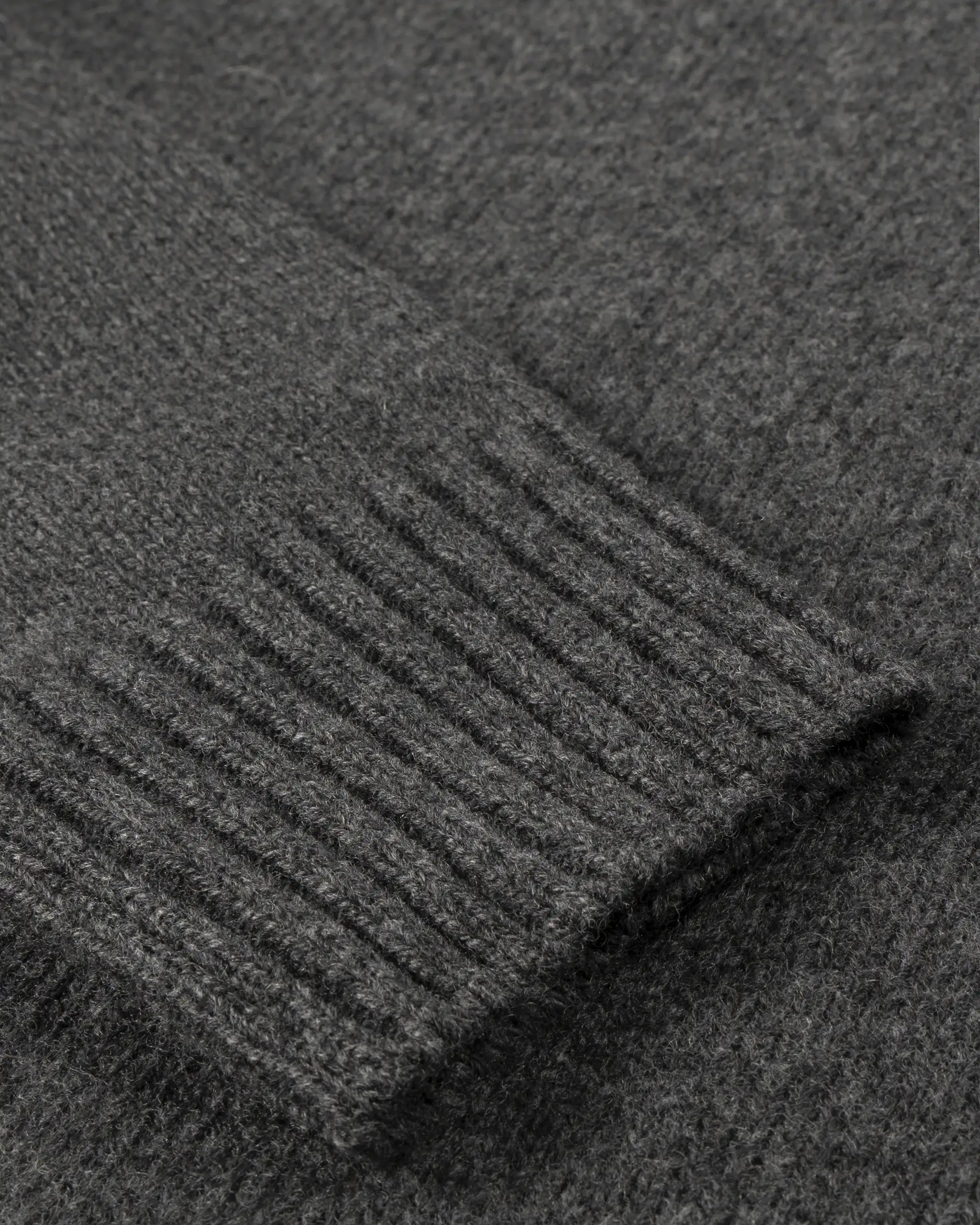 Weicher Rundhals-Pullover aus Lammwolle von Seven Gauge