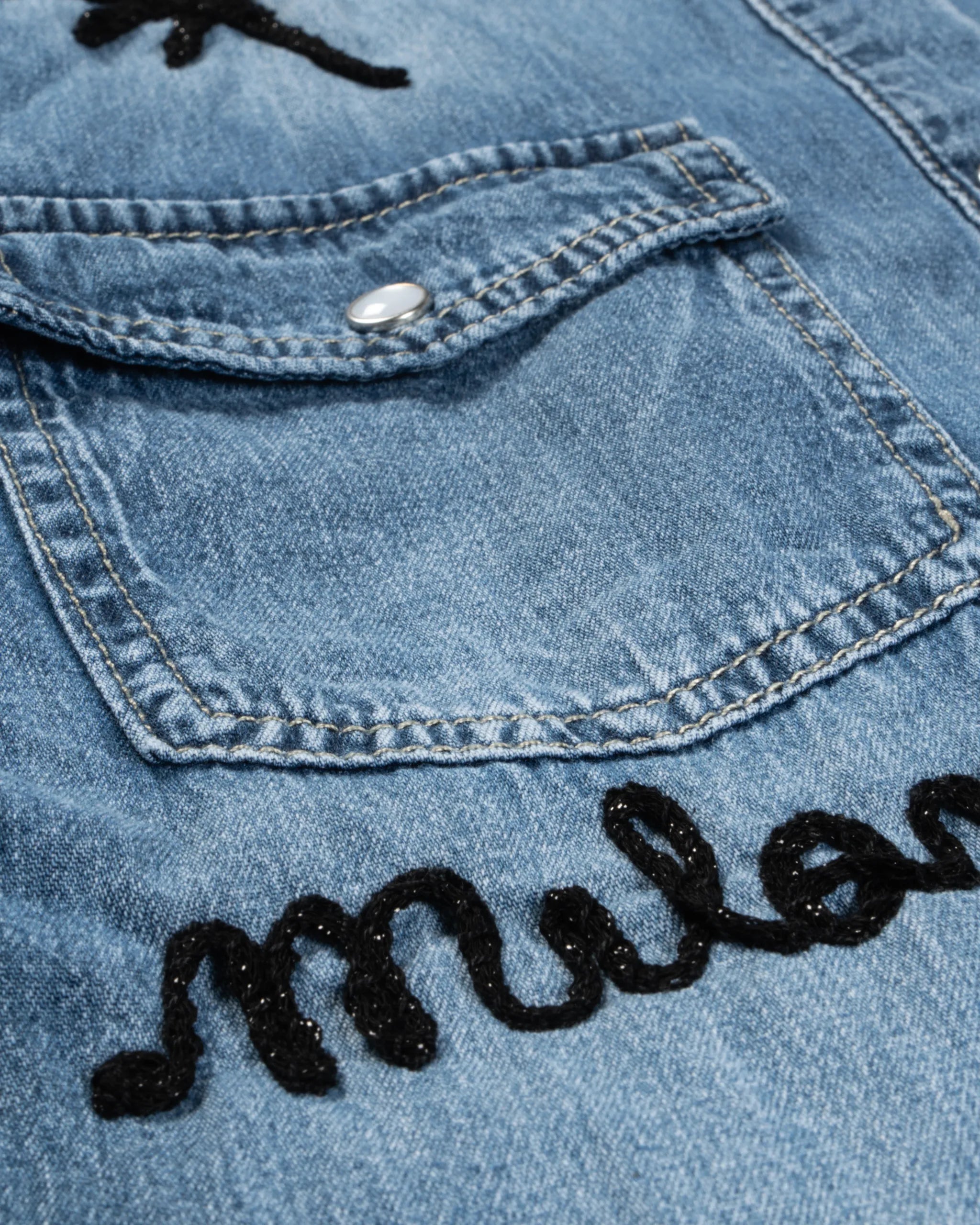 Stretch Denimhemd mit schwarzem Stickereibesatz von History Repeats