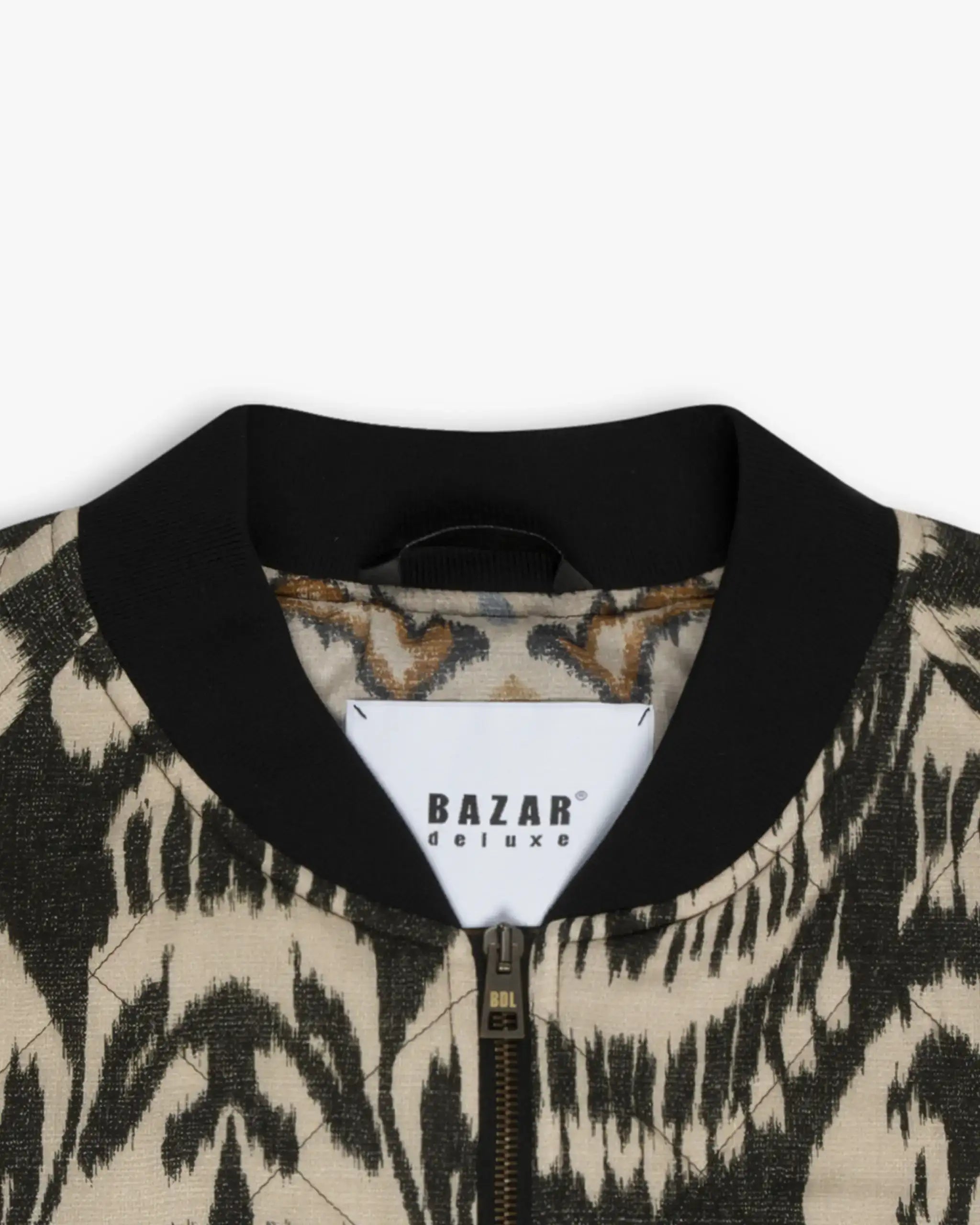 Ikat-nero-schwarze Stepp Bomberjacke mit Ikat-Besatz von Bazar Deluxe