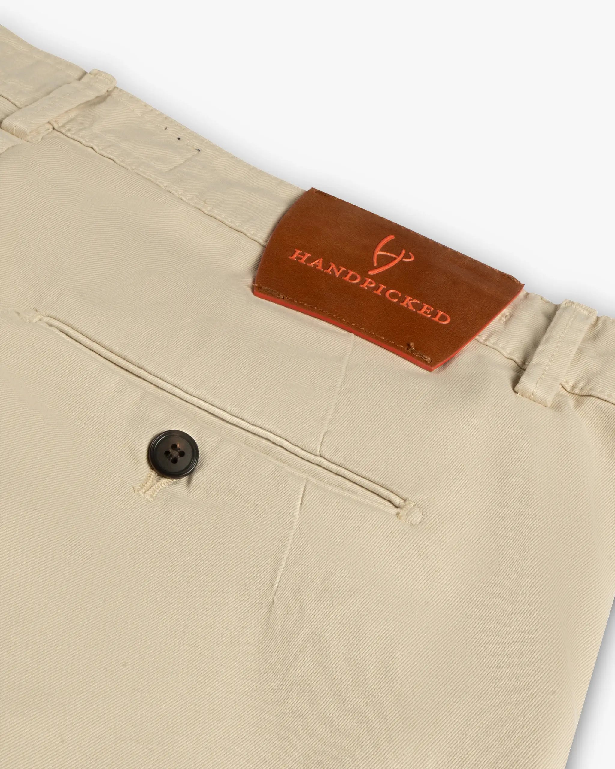 Pergamentfarbene Baumwoll Stretch Gabardine Chino von Handpicked