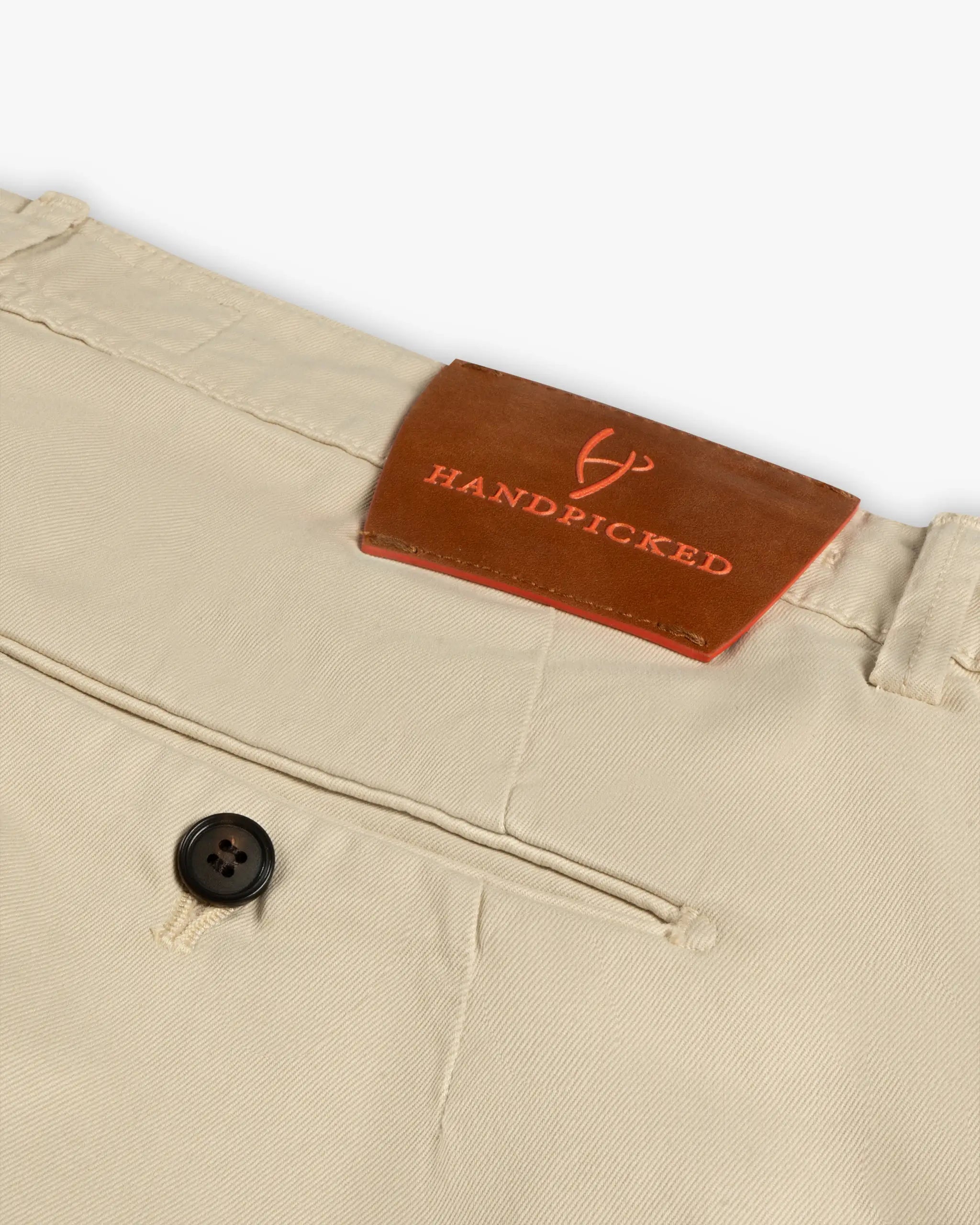 Pergamentfarbene Baumwoll Stretch Gabardine Chino von Handpicked