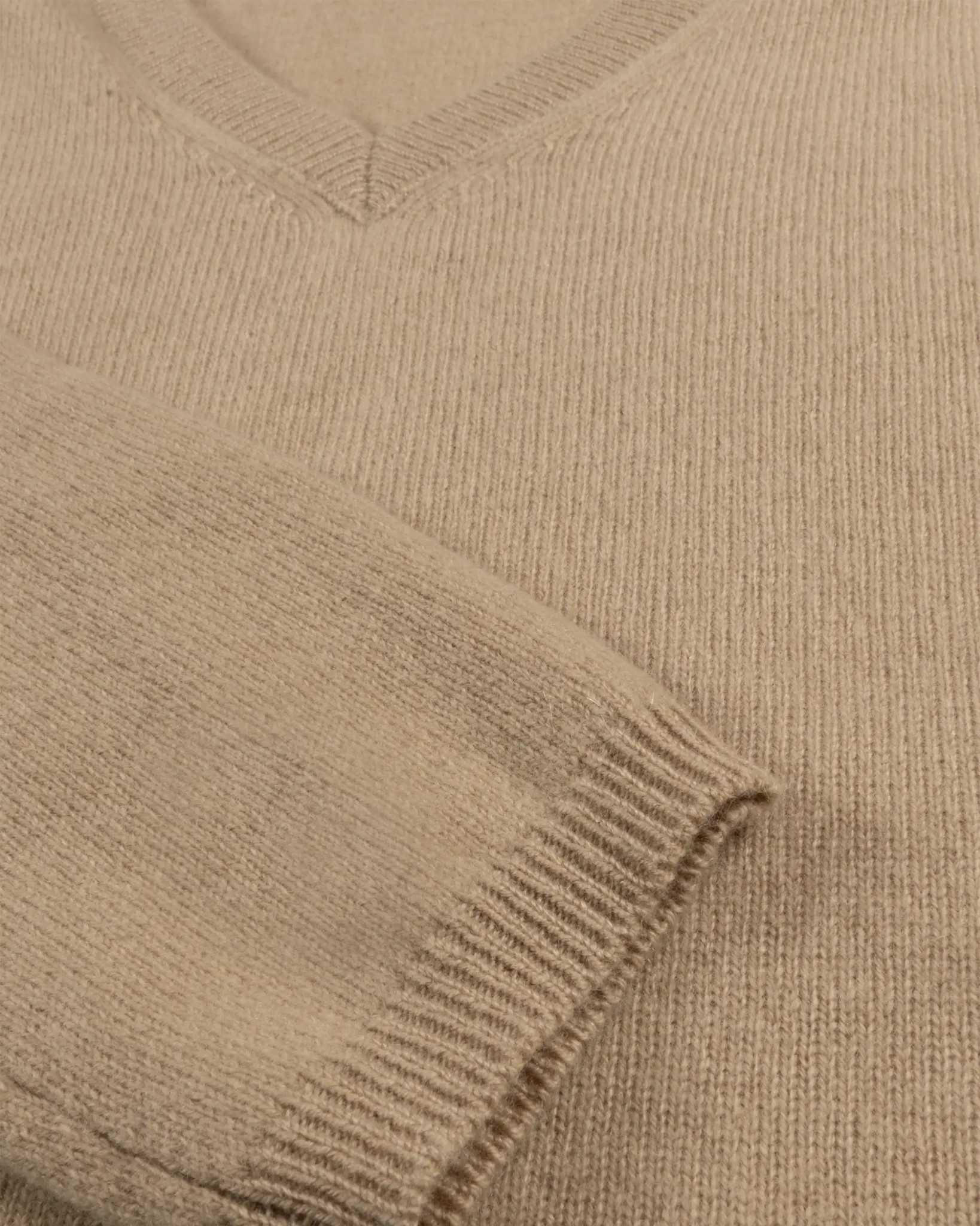 Camel Monjakoe Pullover mit V - Ausschnitt von Les Tricots De Lea - Knitwear LEA TRICOT